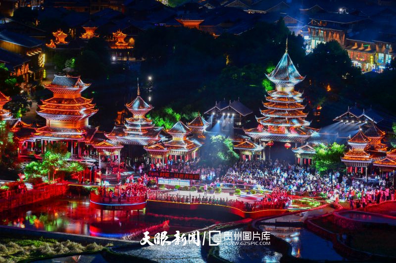 2025年5月1日，侗族群眾在黎平縣肇興侗寨為游客演唱侗族大歌。盧忠南 攝.jpg